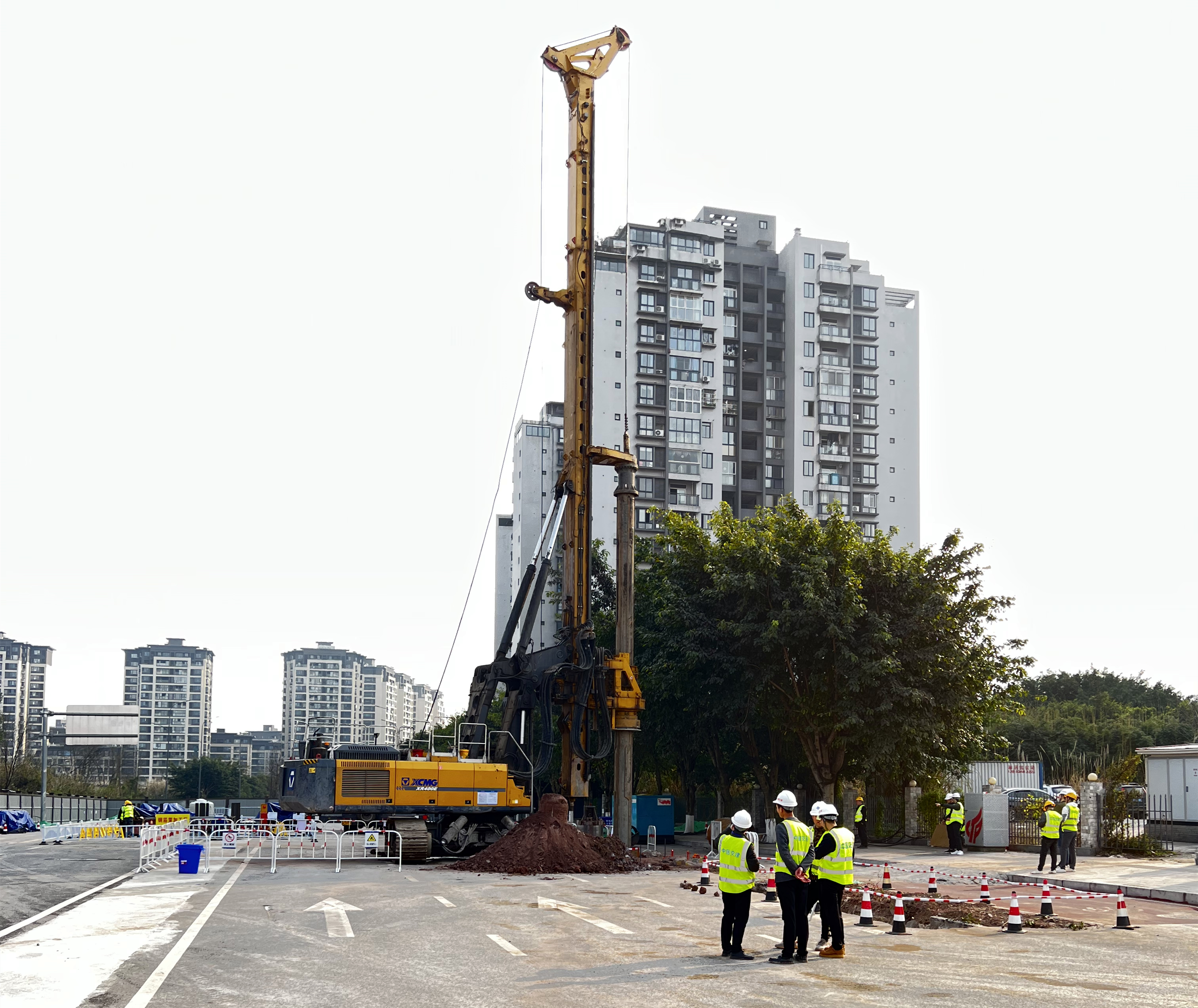 大学城南站首根围护桩开钻2_副本.jpg