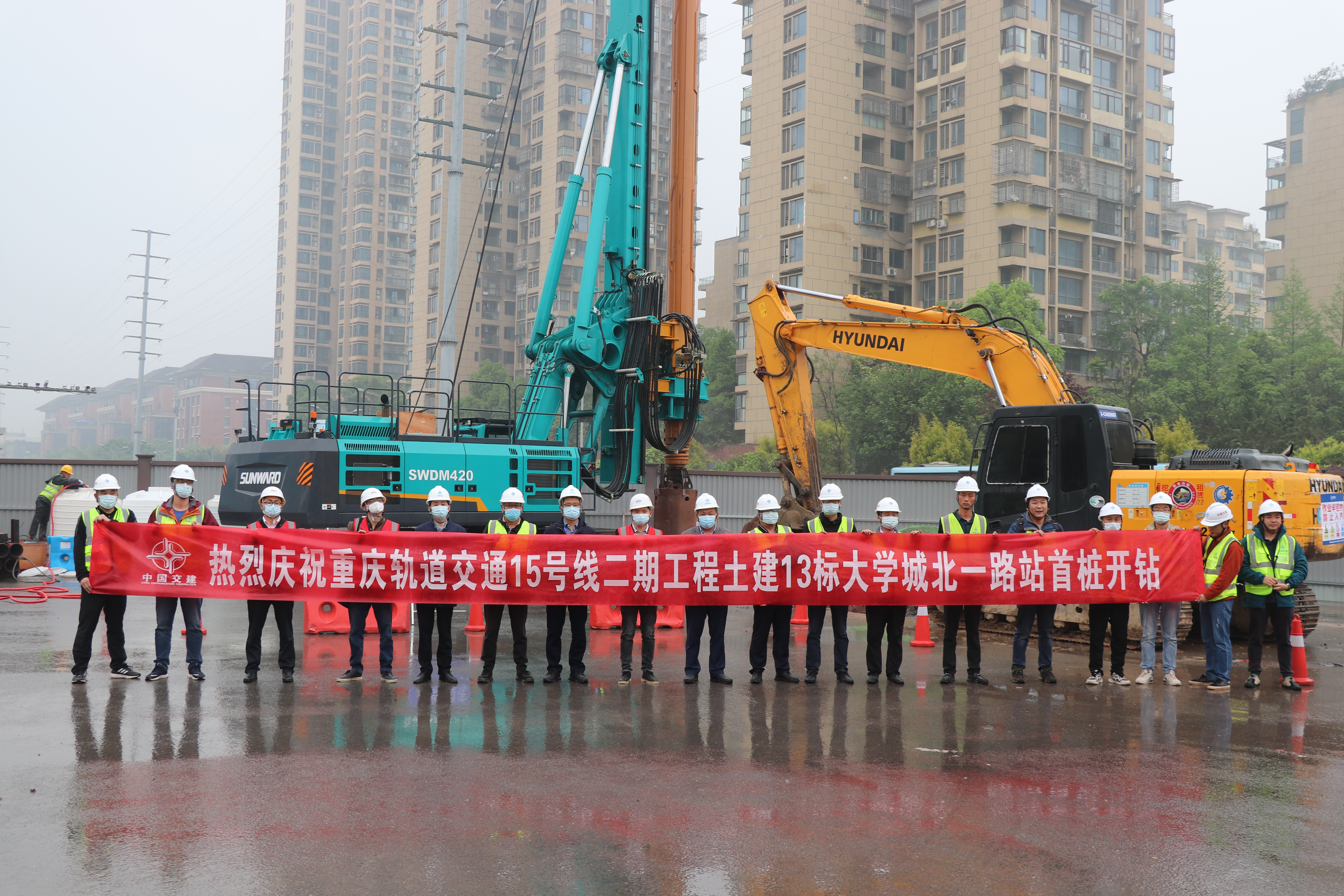 大学城北一路首桩开砖2.jpg