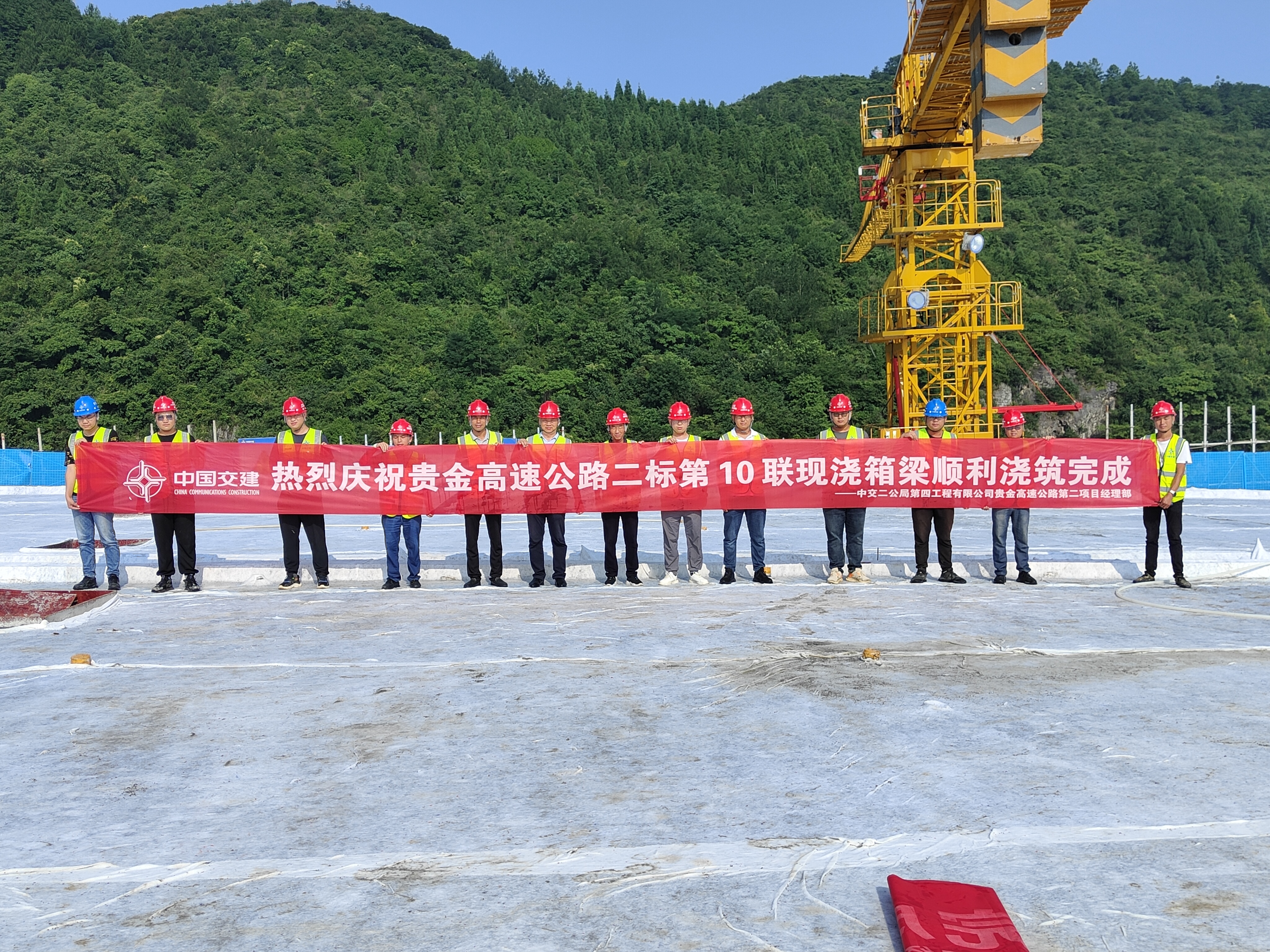 现浇砼连续梁浇筑完成(1).jpg