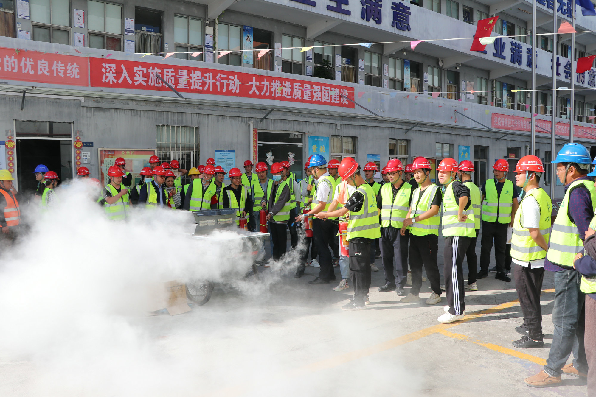 深圳铁石三期一工区开展消防应急演练（定稿）.jpg