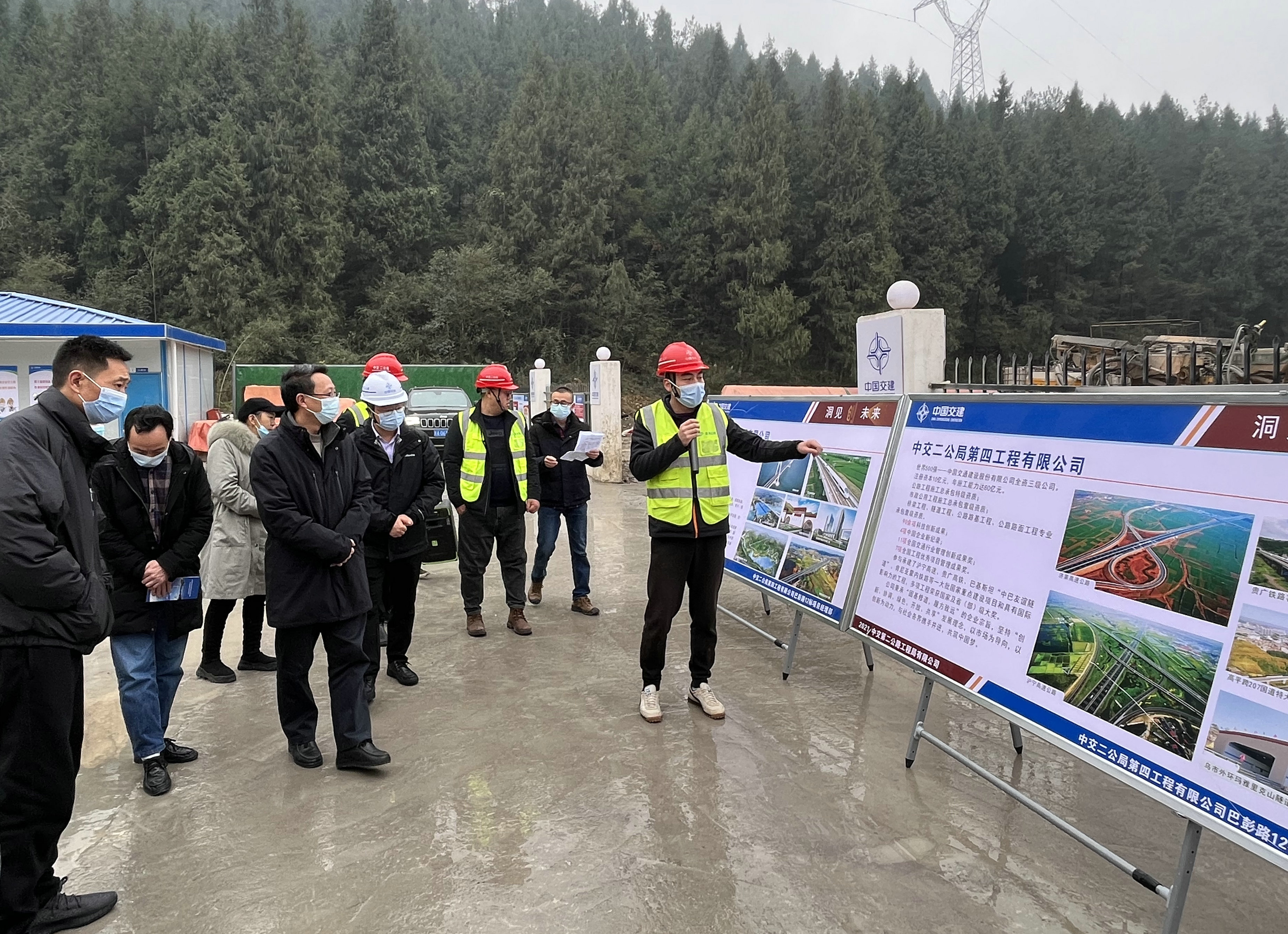 调研组在驻地广场了解项目建设情况.jpg
